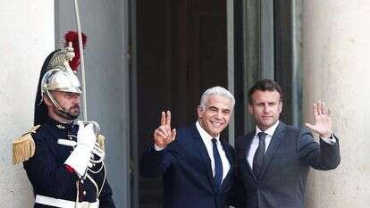 לפיד ומקרון בארמון האליזה. | EPA