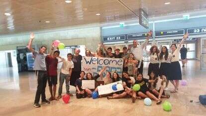 קבלת הפנים למשפחת דה קוסטה על ידי קהילת דולב. | בני עקיבא העולמית