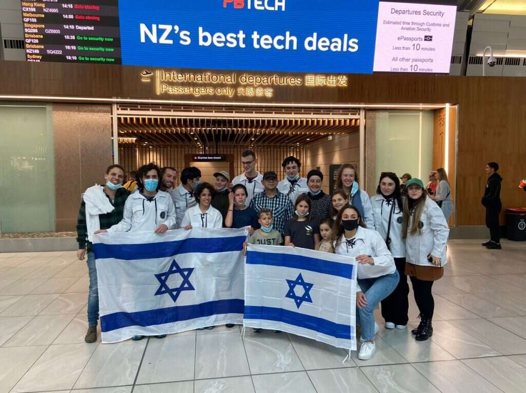 מגשימים חלום. משפחת דה קוסטה בדרך לארץ. | בני עקיבא העולמית