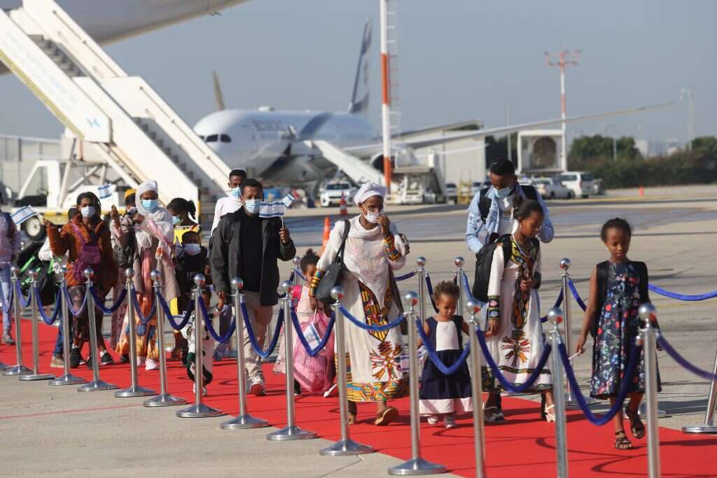 מכות על חטא. מימין: עליית יהודי אתיופיה. | יהונתן שאול מכות על חטא. מימין: עליית יהודי אתיופיה. | יהונתן שאול