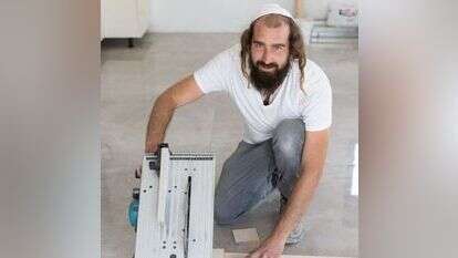 בן עמית מתקין מטבחים. | יוסי אלוני