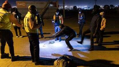 בדרום אפריקה העבריינית הבלתי סביר הוא דווקא סביר. מעצר חשודים בסווטו, דרום אפריקה. | AFP