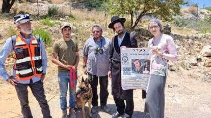 הוריו של מוישי קליינרמן עם מתנדבי יחידת הכלבנים, לפני כשנתיים. | דוברות יכ"ל