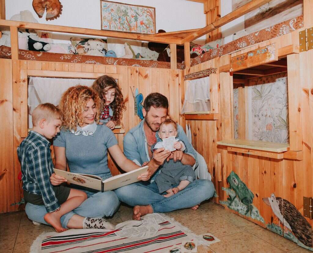 שיח מרפא עם הילדים. משפחת ברנע. | אור דנון