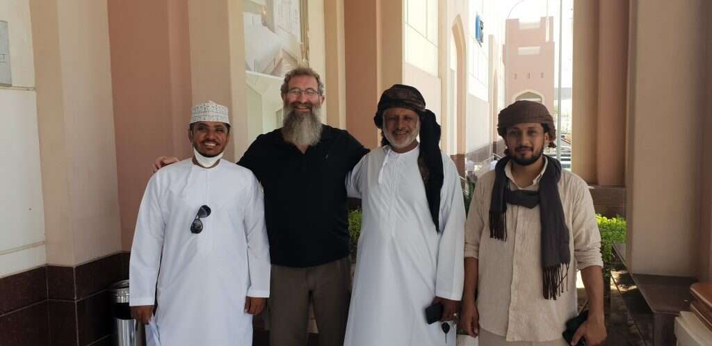 הרב בירנבוים עם תושבים מקומיים בדובאי