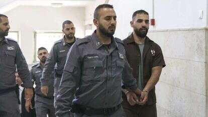 אנשי שב"ס בהארכת מעצר של חשוד בתקיפת שוטרים. | מרים אלסטר/פלאש90