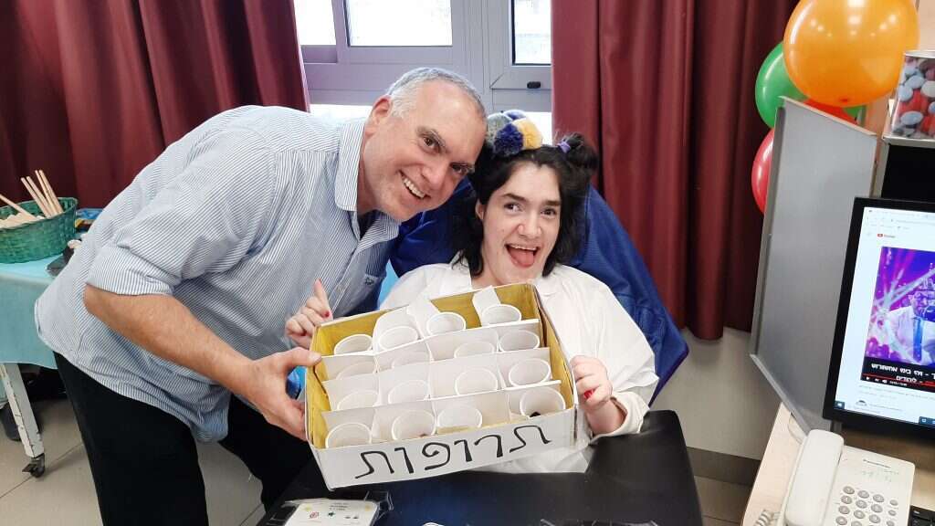 חוץ מלחייך היא לא יכולה לעשות כלום בכוחות עצמה". עם רוני. | מתוך האוסף המשפחתי