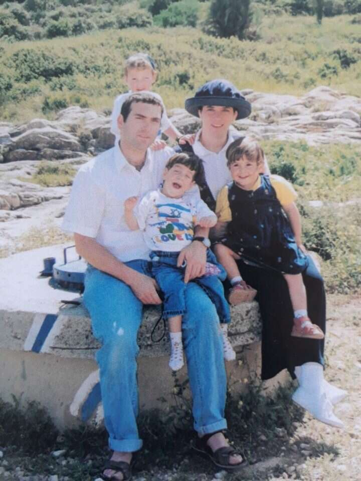 "לאט־לאט אתה מתחיל לחיות את החיים". עמיחי, אורית ז"ל ושלושת ילדיהם. | מתוך האוסף המשפחתי