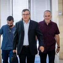 עמיחי פילבר עם אחיו שלמה בבית המשפט. | יונתן זינדל, פלאש 90