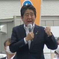 שינזו אבה, ראש ממשלת יפן לשעבר, דקות לפני שנורה. | AFP