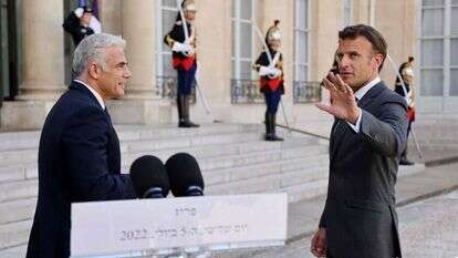 מקרון ולפיד על מדרגות ארמון האליזה, השבוע | AFP מקרון ולפיד על מדרגות ארמון האליזה, השבוע | AFP