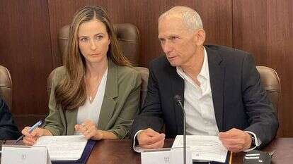 השר עומר בר לב והשרה מירב כהן בישיבת ממשלה.