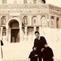 יוסף (טומי) לפיד עם ילדיו יאיר (משמאל) ומיכל ז"ל (מימין) בהר הבית, 1967