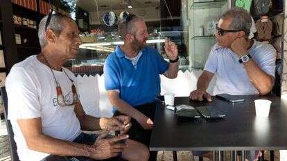 דעת קהל ברחוב חיים עוזר בפתח תקווה. | יוסי אלוני