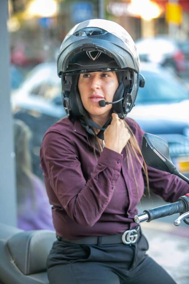 ענבר. | יוסי אלוני