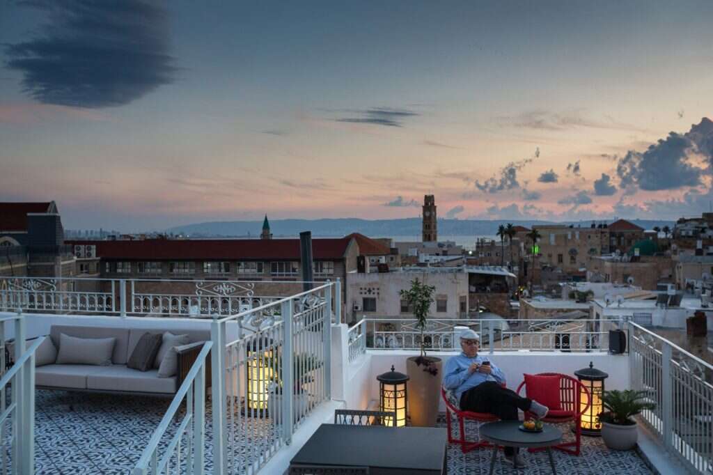 אלי סעדון על גג מלון "וילה סרא"