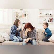 הילדים רבים וההורים מתוסכלים. | שאטרסטוק