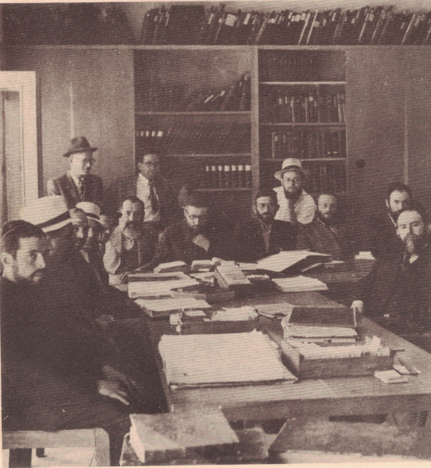 מערכת האנציקלופדיה התלמודית. הרב קרויזר עומד משמאל