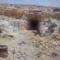 המערה בה נמצאו הנערה ואחיה. | דוברות המשטרה