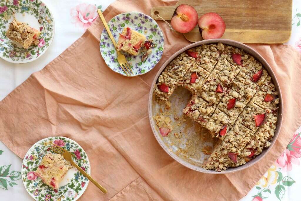 עוגת שזיפים בחושה עם שטרויזל פקאן. | אפרת ליכטנשטט עוגת שזיפים בחושה עם שטרויזל פקאן. | אפרת ליכטנשטט