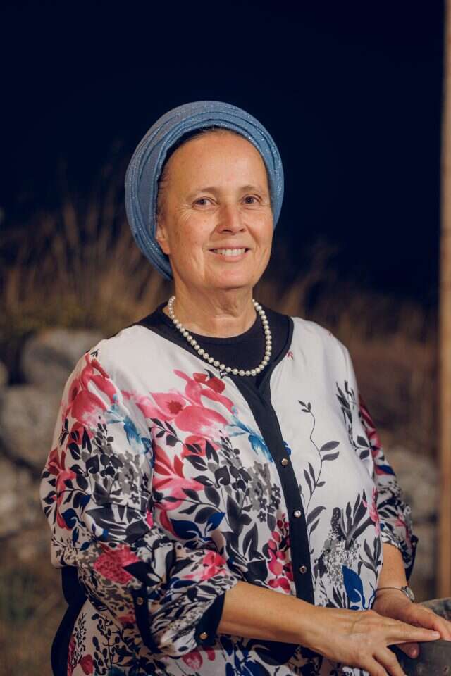 עדינה אמתי. | יהושע מנשה