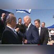 מסך של לחיצת היד בין הנשיא ביידן לנתניהו