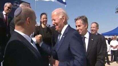 מסך של לחיצת היד בין הנשיא ביידן לנתניהו