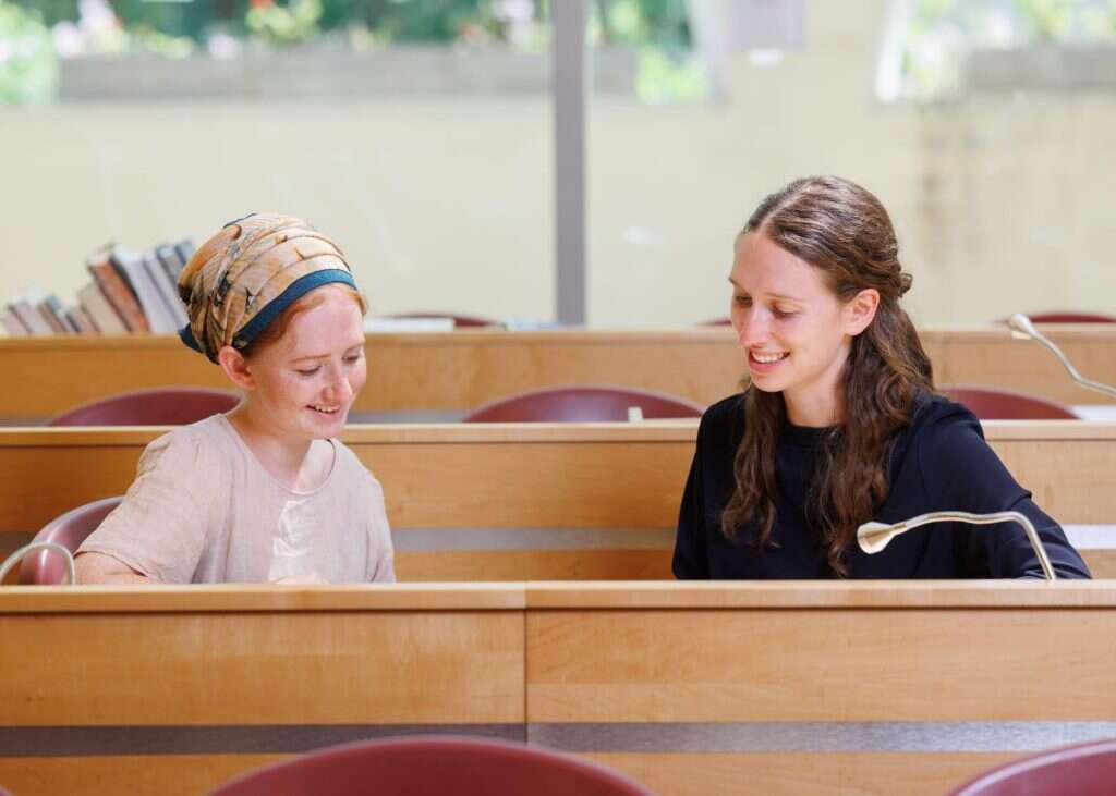 שרה ווינתרופ ובתיה מרון מאוסטרליה לומדות בחברותא בבית המדרש. | שלומי שלמוני שרה ווינתרופ ובתיה מרון מאוסטרליה לומדות בחברותא בבית המדרש. | שלומי שלמוני