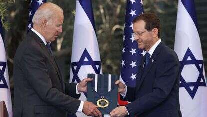 הנשיא הרצוג מעניק לביידן את "עיטור הנשיא". | יונתן זינדל, פלאש 90