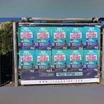 השלטים של "זזים" בירושלים. | בצלמו