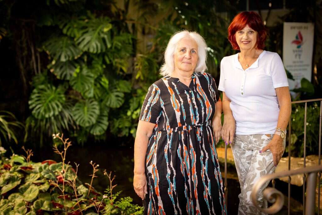 "השמועה עלינו עוברת מפה לאוזן והמידע מטפטף". דליה קרון (מימין) וריטה זילבר. | אריק סולטן "השמועה עלינו עוברת מפה לאוזן והמידע מטפטף". דליה קרון (מימין) וריטה זילבר. | אריק סולטן