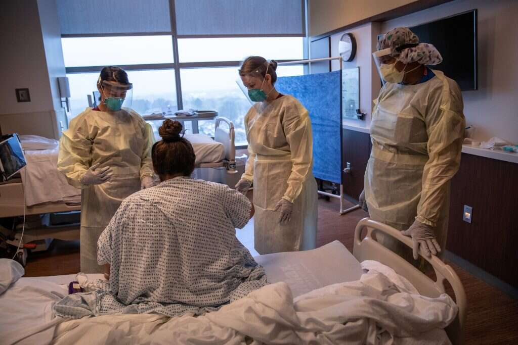 "כשאתה עומד מול מישהו שבוחר לא לעשות את הדברים שיעזרו לו וגם לא באמת רוצה לקבל עזרה, זה מתסכל". חולת קורונה שיצאה מטיפול נמרץ. | גטי אימג'ס