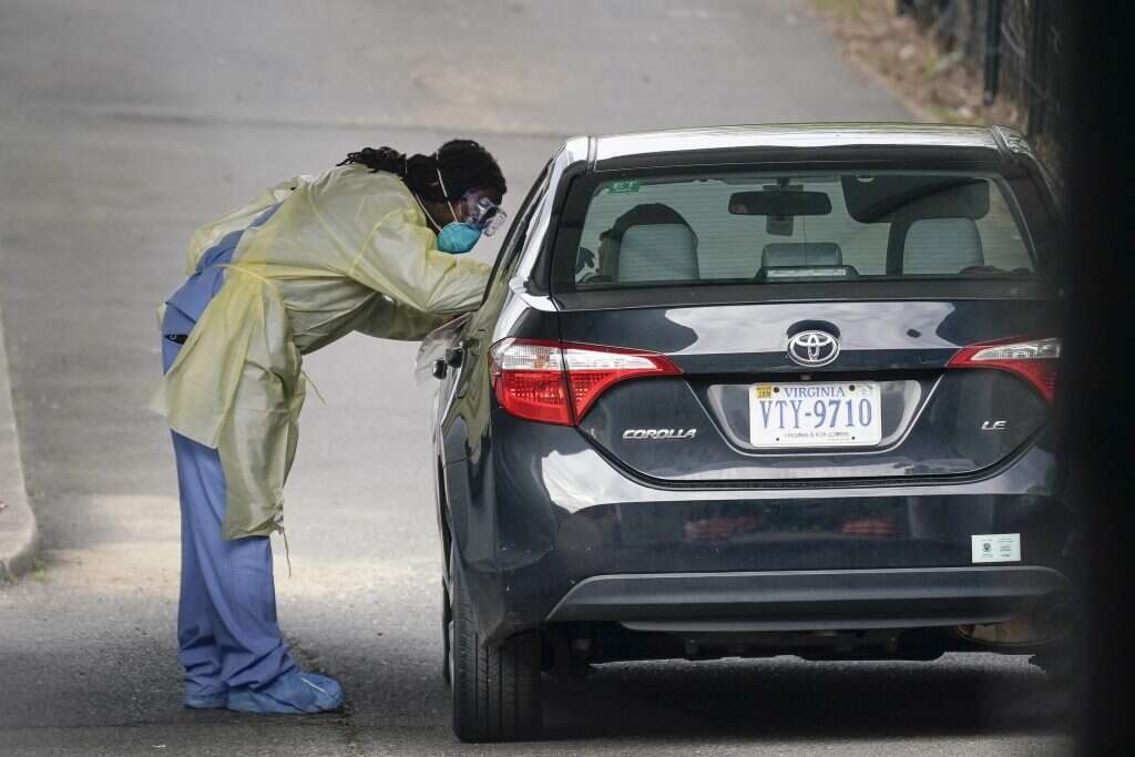 "אני רואה בווירוס אויב". בדיקות קורונה בארה"ב. | גטי אימג'ס