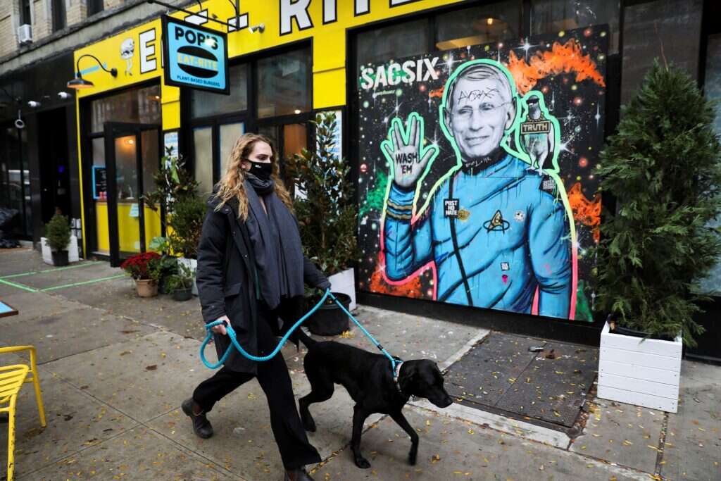 "חולצות טי עם דמותו נמכרות בכל עבר, קישוטי חג המולד, בובות". פאוצ'י בגרפיטי. | גטי אימג'ס