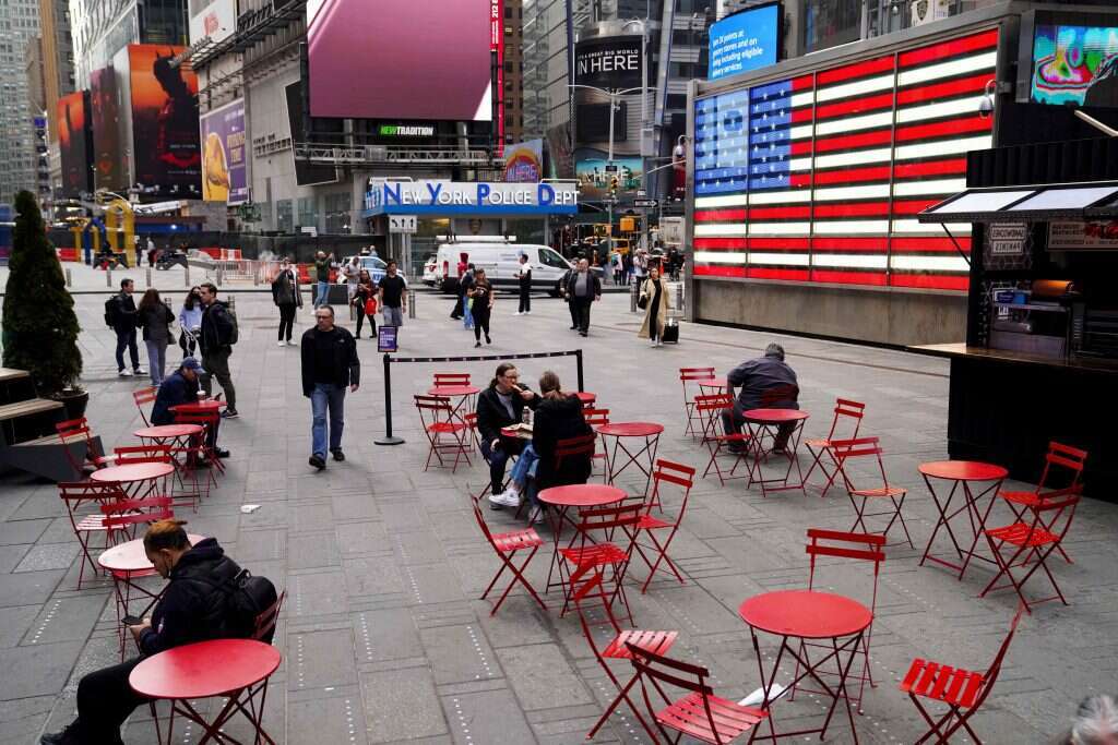 לוח לבן במטבח נושא פתק בכתב יד: "מחר יהיה טוב יותר - אני מבטיח". טיימס סקוור בניו־יורק לאחר הסרת החובה לעטות מסכה במקומות סגורים. | גטי אימג'ס