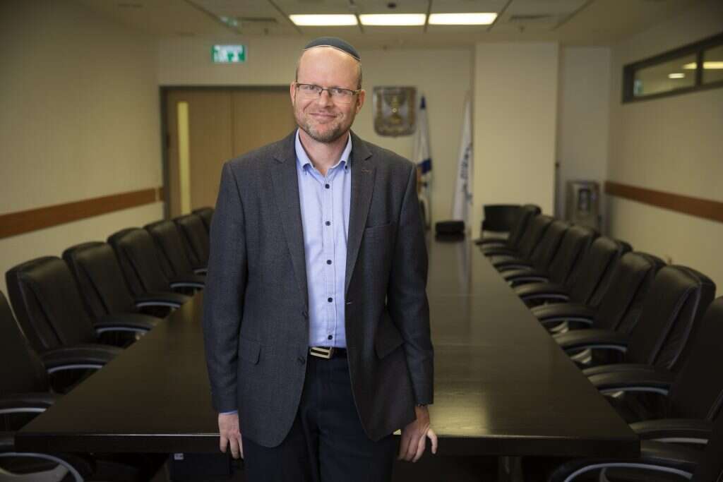 "הרבנים הראשיים לא ציוו עליי לא לשתף פעולה". גולדברג במטה הרבנות הראשית בירושלים. | נעם ריבקין־פנטון, פלאש 90