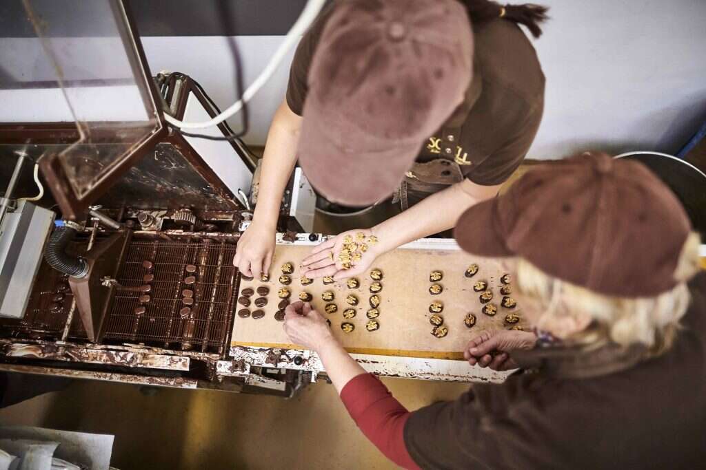 האם התענוג יאבד בעוד שלושים שנה? הכנת פרלינים במפעל שוקולד בגרמניה. | גטי אימג'ס האם התענוג יאבד בעוד שלושים שנה? הכנת פרלינים במפעל שוקולד בגרמניה. | גטי אימג'ס