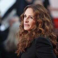 סוטרת על לחיו פעם אחר פעם. ג'וליה רוברטס. | EPA