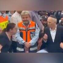 השר בר לב בהלוויתו של ברק משולם. | מסך מתוך הטויטר