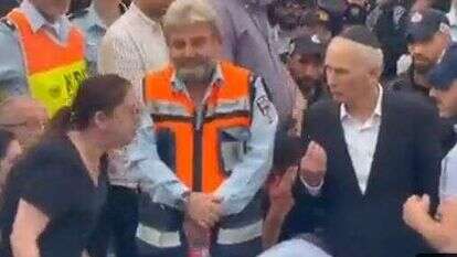 השר בר לב בהלוויתו של ברק משולם. | מסך מתוך הטויטר