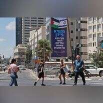 שלט תעמולה של שלום עכשיו בתל־אביב, בהתאם לדרישת החוק. במקרים רבים לא נכתב גילוי נאות כפי שמצוין בתחתית. | AFP