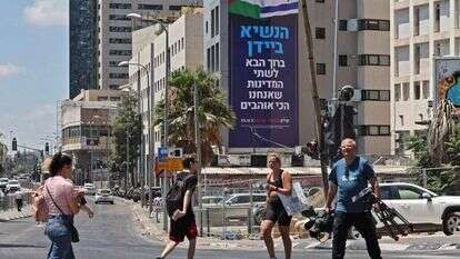 שלט תעמולה של שלום עכשיו בתל־אביב, בהתאם לדרישת החוק. במקרים רבים לא נכתב גילוי נאות כפי שמצוין בתחתית. | AFP שלט תעמולה של שלום עכשיו בתל־אביב, בהתאם לדרישת החוק. במקרים רבים לא נכתב גילוי נאות כפי שמצוין בתחתית. | AFP