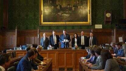 ההכרזה על תוצאות סבב ההצבעה שהתקיים בפרלמנט בלונדון. | גטי אימג'ס