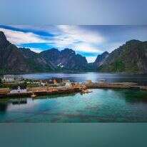 הם יושבים כאן בשקט, בבתי עץ קטנים וצבעוניים, טובעים בדשא, מטיילים לאיטם זקנים זקופים ועתירי שיער לבן. | שאטרסטוק