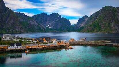 הם יושבים כאן בשקט, בבתי עץ קטנים וצבעוניים, טובעים בדשא, מטיילים לאיטם זקנים זקופים ועתירי שיער לבן. | שאטרסטוק