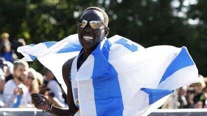 לונה צ'מטאי סלפטר חוגגת את המדליה עם דגל ישראל. | EPA