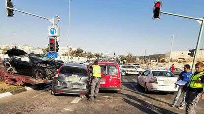 הרכבים לאחר ההתנגשות בכביש בגין. | דוברות המשטרה