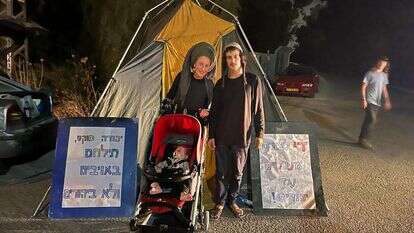 אלחי כרמלי ומשפחתו, בקיץ האחרון. | ארגון חוננו