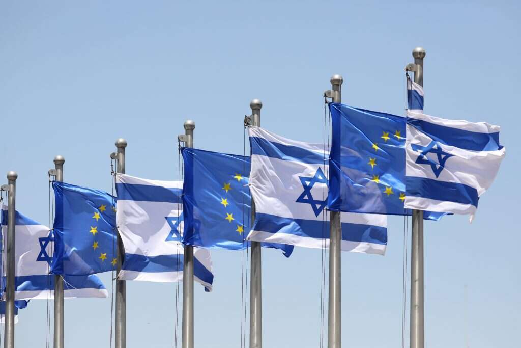 דגלי האיחוד האירופי לצד דגלי ישראל. | EPA