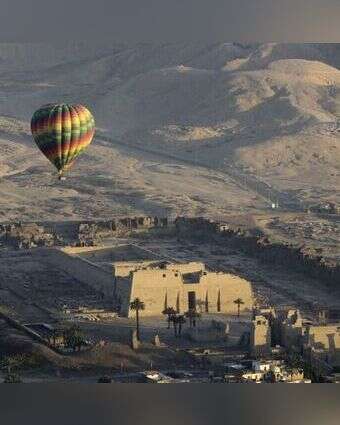 כדור פורח מעל אחד המקדשים העתיקים של לוקסור, מצרים | AP